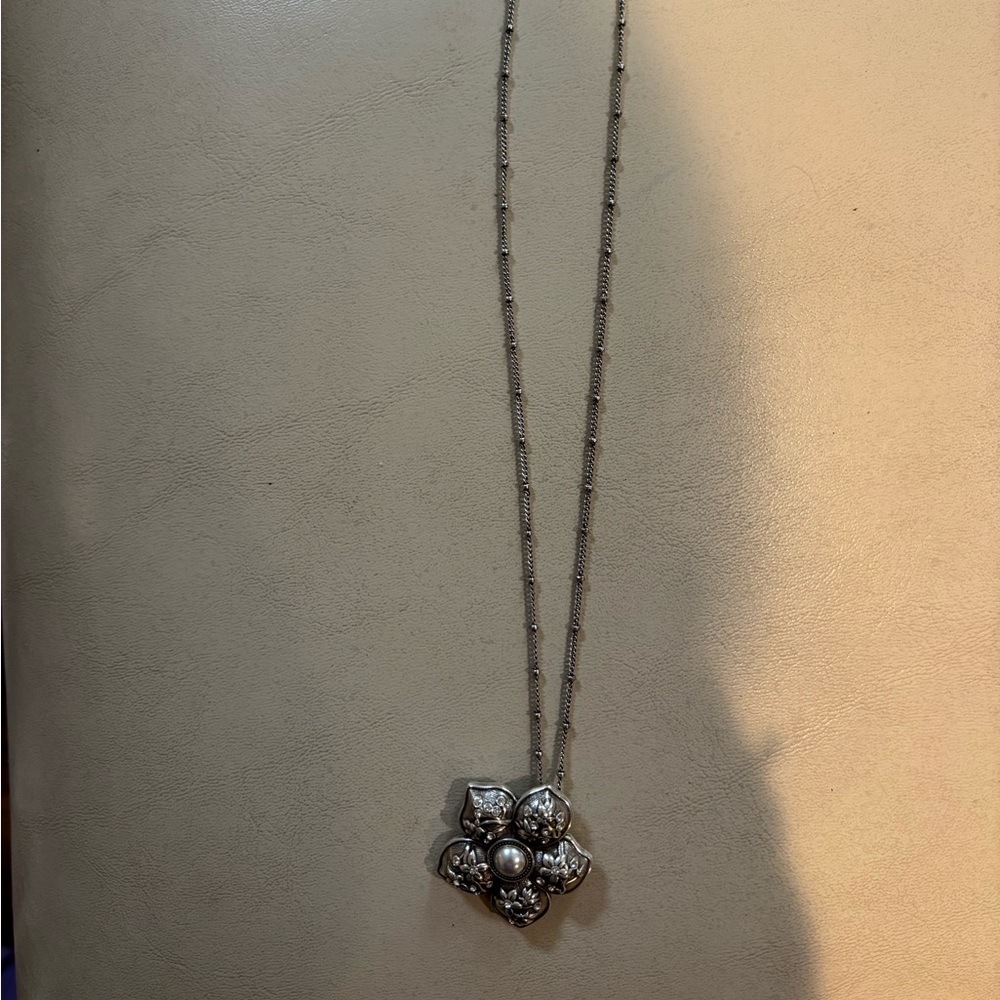 Elegant Silver Floral Pendant Necklace